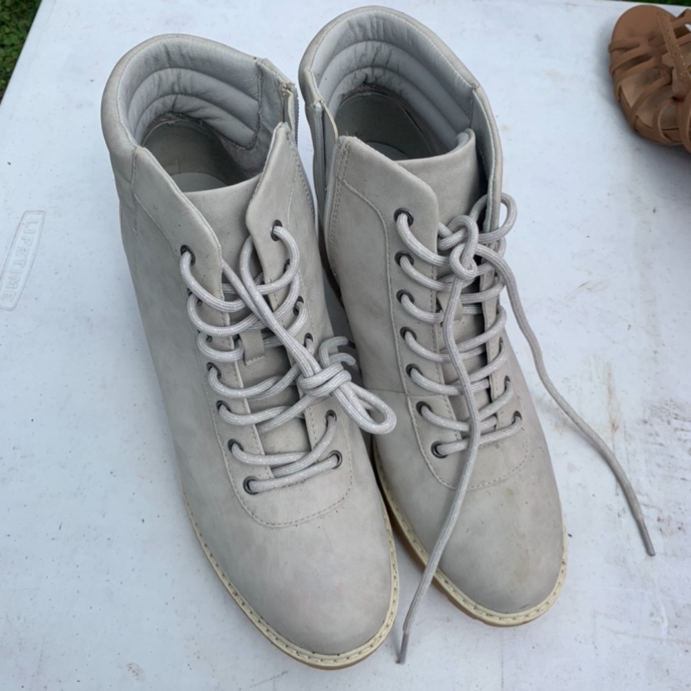 Heeled boots